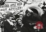Standbild Segler rollende Fässer New York United States USA, 1922, aus Sekunde 40 historischem Filmmaterial Videoclip 65675060983