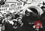 Standbild Segler rollende Fässer New York United States USA, 1922, aus Sekunde 41 historischem Filmmaterial Videoclip 65675060983