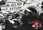 Standbild Segler rollende Fässer New York United States USA, 1922, aus Sekunde 42 historischem Filmmaterial Videoclip 65675060983