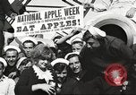 Standbild Segler rollende Fässer New York United States USA, 1922, aus Sekunde 45 historischem Filmmaterial Videoclip 65675060983