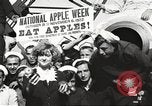 Standbild Segler rollende Fässer New York United States USA, 1922, aus Sekunde 46 historischem Filmmaterial Videoclip 65675060983