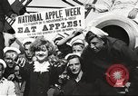 Standbild Segler rollende Fässer New York United States USA, 1922, aus Sekunde 47 historischem Filmmaterial Videoclip 65675060983
