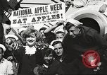 Standbild Segler rollende Fässer New York United States USA, 1922, aus Sekunde 48 historischem Filmmaterial Videoclip 65675060983