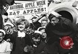 Standbild Segler rollende Fässer New York United States USA, 1922, aus Sekunde 49 historischem Filmmaterial Videoclip 65675060983