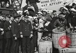 Standbild Segler rollende Fässer New York United States USA, 1922, aus Sekunde 51 historischem Filmmaterial Videoclip 65675060983