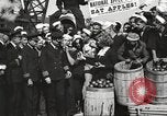 Standbild Segler rollende Fässer New York United States USA, 1922, aus Sekunde 54 historischem Filmmaterial Videoclip 65675060983