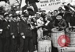 Standbild Segler rollende Fässer New York United States USA, 1922, aus Sekunde 55 historischem Filmmaterial Videoclip 65675060983