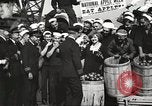 Standbild Segler rollende Fässer New York United States USA, 1922, aus Sekunde 58 historischem Filmmaterial Videoclip 65675060983
