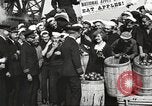 Standbild Segler rollende Fässer New York United States USA, 1922, aus Sekunde 60 historischem Filmmaterial Videoclip 65675060983