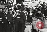 Standbild Segler rollende Fässer New York United States USA, 1922, aus Sekunde 61 historischem Filmmaterial Videoclip 65675060983