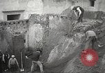 Standbild Arbeitnehmer Herculaneum Italien, 1932, aus Sekunde 18 historischem Filmmaterial Videoclip 65675061020