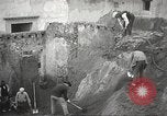 Standbild Arbeitnehmer Herculaneum Italien, 1932, aus Sekunde 19 historischem Filmmaterial Videoclip 65675061020