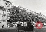 Standbild Deutsch besetzt Paris während Zweiter Weltkrieg Paris Frankreich, 1942, aus Sekunde 53 historischem Filmmaterial Videoclip 65675061107