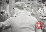 Standbild deutsche Beamte Paris Frankreich, 1942, aus Sekunde 23 historischem Filmmaterial Videoclip 65675061108