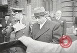 Standbild deutsche Beamte Paris Frankreich, 1942, aus Sekunde 29 historischem Filmmaterial Videoclip 65675061108
