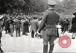 Standbild deutsche Beamte Paris Frankreich, 1942, aus Sekunde 35 historischem Filmmaterial Videoclip 65675061108