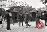 Standbild deutsche Beamte Paris Frankreich, 1942, aus Sekunde 43 historischem Filmmaterial Videoclip 65675061108