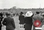 Standbild deutsche Beamte Paris Frankreich, 1942, aus Sekunde 56 historischem Filmmaterial Videoclip 65675061108