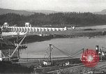Standbild Frachter Charles L Wheeler Bonneville Oregon USA, 1938, aus Sekunde 45 historischem Filmmaterial Videoclip 65675061115