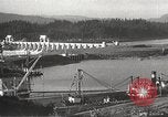Standbild Frachter Charles L Wheeler Bonneville Oregon USA, 1938, aus Sekunde 46 historischem Filmmaterial Videoclip 65675061115