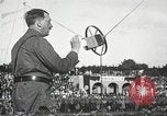 Standbild Adolf Hitler spricht auf 120 tausend Menschen in Erfurt Deutschland Erfurt Deutschland, 1933, aus Sekunde 62 historischem Filmmaterial Videoclip 65675061184