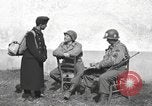 Standbild US-Soldaten interview ungarischen Military School boys Freyung Deutschland, 1945, aus Sekunde 21 historischem Filmmaterial Videoclip 65675061211