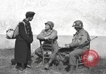 Standbild US-Soldaten interview ungarischen Military School boys Freyung Deutschland, 1945, aus Sekunde 25 historischem Filmmaterial Videoclip 65675061211