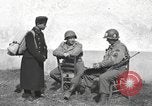 Standbild US-Soldaten interview ungarischen Military School boys Freyung Deutschland, 1945, aus Sekunde 32 historischem Filmmaterial Videoclip 65675061211