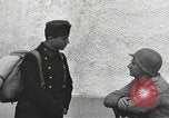 Standbild US-Soldaten interview ungarischen Military School boys Freyung Deutschland, 1945, aus Sekunde 47 historischem Filmmaterial Videoclip 65675061211