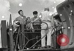 Image survivants du USS Indianapolis Guam Îles Mariannes, 1945, de la seconde 13 séquences d'archives historiques vidéo 65675061212