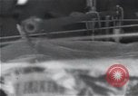 Standbild Überlebenden der USS Indianapolis Peleliu Palau Inseln, 1945, aus Sekunde 30 historischem Filmmaterial Videoclip 65675061227