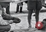 Standbild Überlebenden der USS Indianapolis Peleliu Palau Inseln, 1945, aus Sekunde 45 historischem Filmmaterial Videoclip 65675061228