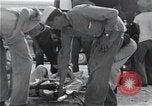 Standbild Überlebenden der USS Indianapolis Peleliu Palau Inseln, 1945, aus Sekunde 61 historischem Filmmaterial Videoclip 65675061228