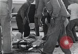 Standbild Überlebenden der USS Indianapolis Peleliu Palau Inseln, 1945, aus Sekunde 62 historischem Filmmaterial Videoclip 65675061228