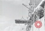 Standbild Überlebenden der USS Indianapolis CA-35 Peleliu Palau Inseln, 1945, aus Sekunde 10 historischem Filmmaterial Videoclip 65675061229