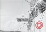 Standbild Überlebenden der USS Indianapolis CA-35 Peleliu Palau Inseln, 1945, aus Sekunde 12 historischem Filmmaterial Videoclip 65675061229