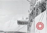 Standbild Überlebenden der USS Indianapolis CA-35 Peleliu Palau Inseln, 1945, aus Sekunde 13 historischem Filmmaterial Videoclip 65675061229