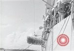 Standbild Überlebenden der USS Indianapolis CA-35 Peleliu Palau Inseln, 1945, aus Sekunde 14 historischem Filmmaterial Videoclip 65675061229