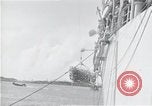 Standbild Überlebenden der USS Indianapolis CA-35 Peleliu Palau Inseln, 1945, aus Sekunde 15 historischem Filmmaterial Videoclip 65675061229
