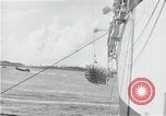 Standbild Überlebenden der USS Indianapolis CA-35 Peleliu Palau Inseln, 1945, aus Sekunde 16 historischem Filmmaterial Videoclip 65675061229