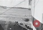 Standbild Überlebenden der USS Indianapolis CA-35 Peleliu Palau Inseln, 1945, aus Sekunde 18 historischem Filmmaterial Videoclip 65675061229