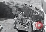Standbild Überlebenden der USS Indianapolis CA-35 Peleliu Palau Inseln, 1945, aus Sekunde 22 historischem Filmmaterial Videoclip 65675061229