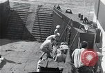 Standbild Überlebenden der USS Indianapolis CA-35 Peleliu Palau Inseln, 1945, aus Sekunde 24 historischem Filmmaterial Videoclip 65675061229