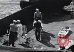 Standbild Überlebenden der USS Indianapolis CA-35 Peleliu Palau Inseln, 1945, aus Sekunde 25 historischem Filmmaterial Videoclip 65675061229