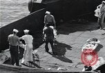 Standbild Überlebenden der USS Indianapolis CA-35 Peleliu Palau Inseln, 1945, aus Sekunde 26 historischem Filmmaterial Videoclip 65675061229