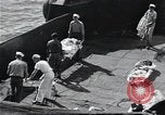 Standbild Überlebenden der USS Indianapolis CA-35 Peleliu Palau Inseln, 1945, aus Sekunde 27 historischem Filmmaterial Videoclip 65675061229