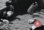 Standbild Überlebenden der USS Indianapolis CA-35 Peleliu Palau Inseln, 1945, aus Sekunde 28 historischem Filmmaterial Videoclip 65675061229