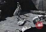 Standbild Überlebenden der USS Indianapolis CA-35 Peleliu Palau Inseln, 1945, aus Sekunde 29 historischem Filmmaterial Videoclip 65675061229