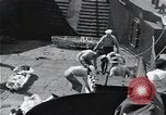 Standbild Überlebenden der USS Indianapolis CA-35 Peleliu Palau Inseln, 1945, aus Sekunde 31 historischem Filmmaterial Videoclip 65675061229