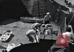 Standbild Überlebenden der USS Indianapolis CA-35 Peleliu Palau Inseln, 1945, aus Sekunde 32 historischem Filmmaterial Videoclip 65675061229